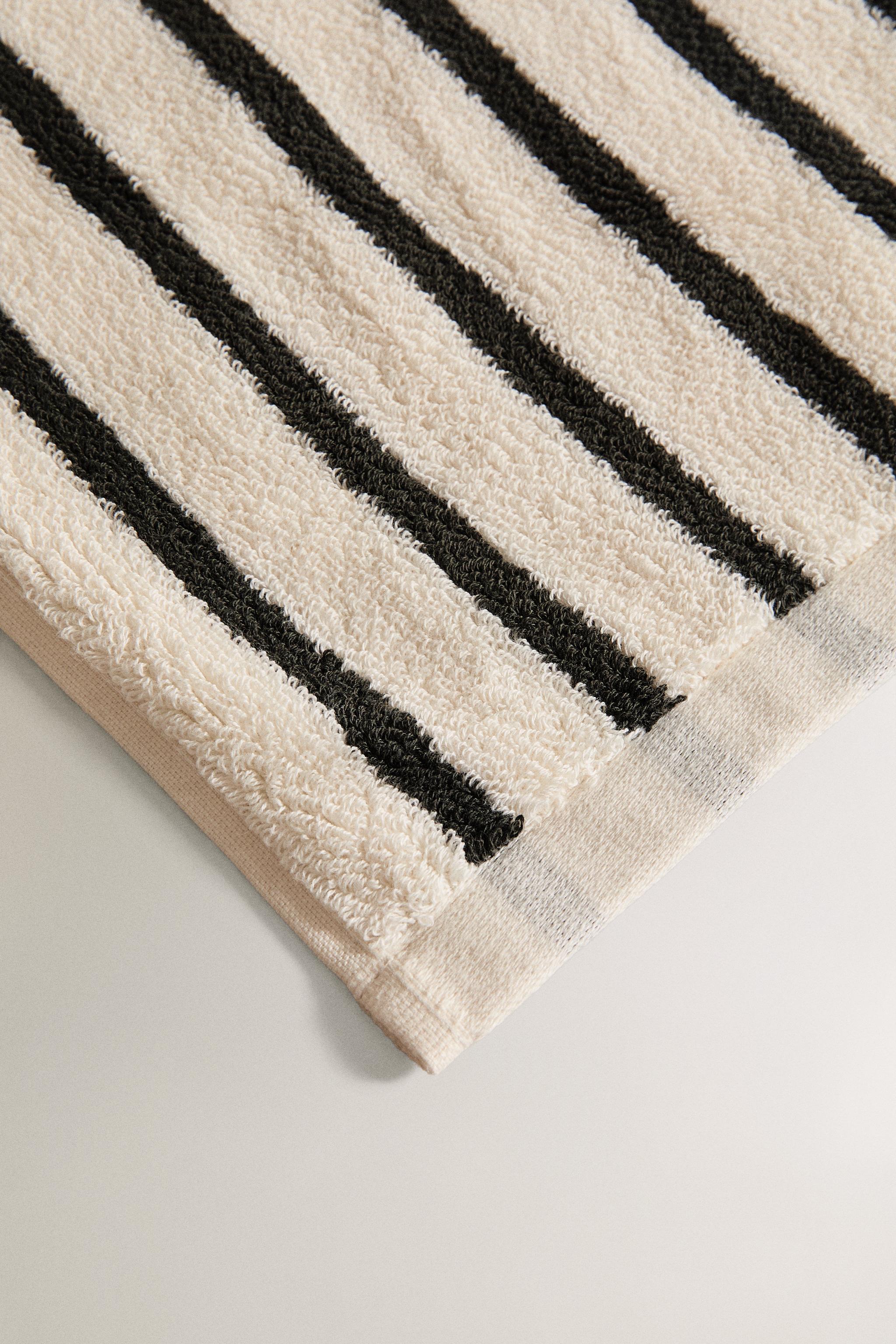 BATH TOWEL WITH COLORED STRIPES